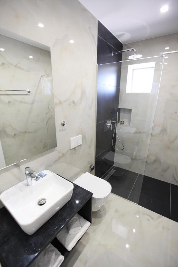 Sea Breeze Villa Sarandë エクステリア 写真