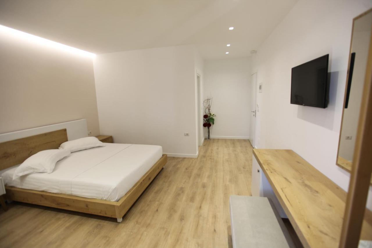 Sea Breeze Villa Sarandë エクステリア 写真
