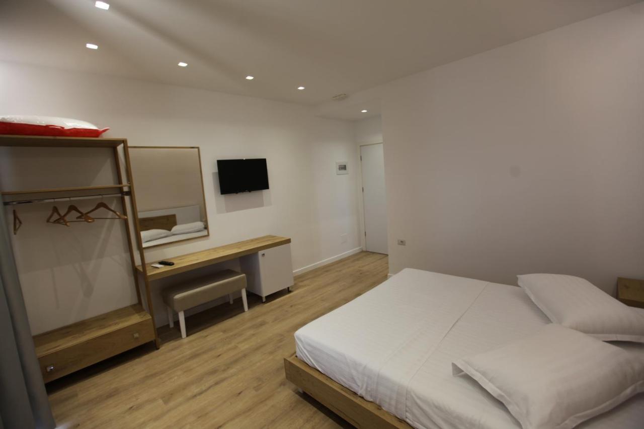 Sea Breeze Villa Sarandë エクステリア 写真
