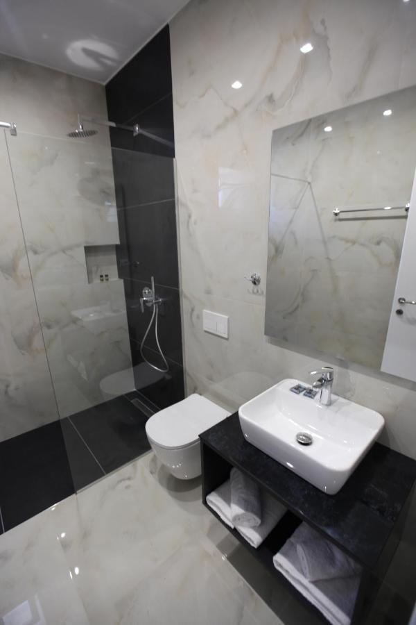 Sea Breeze Villa Sarandë エクステリア 写真