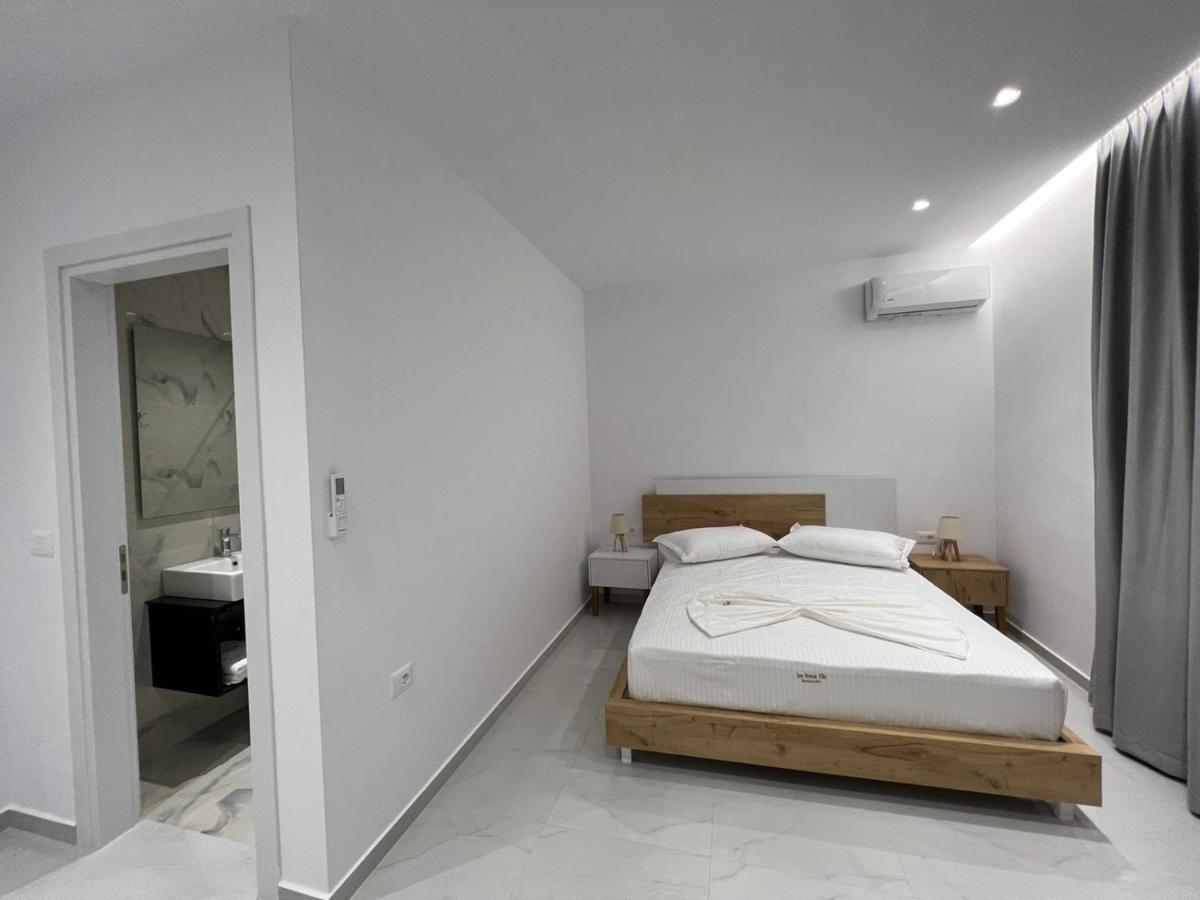 Sea Breeze Villa Sarandë エクステリア 写真