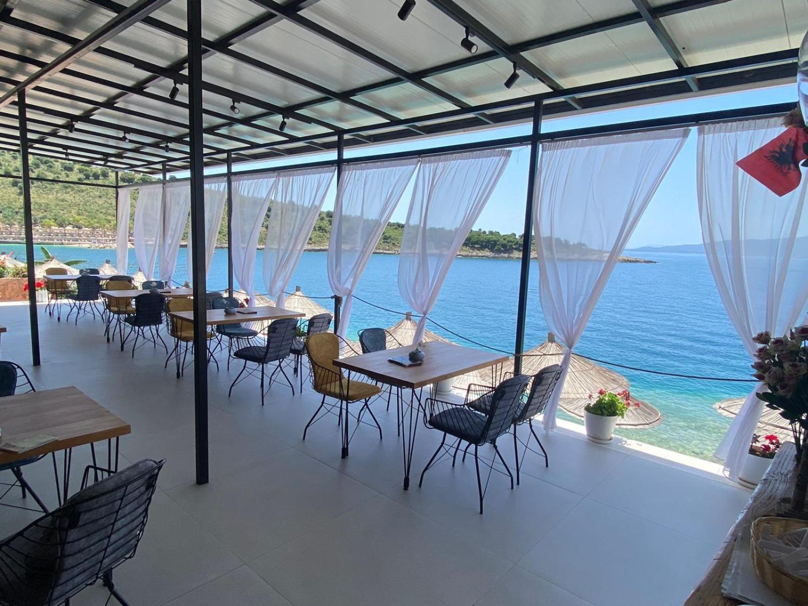 Sea Breeze Villa Sarandë エクステリア 写真