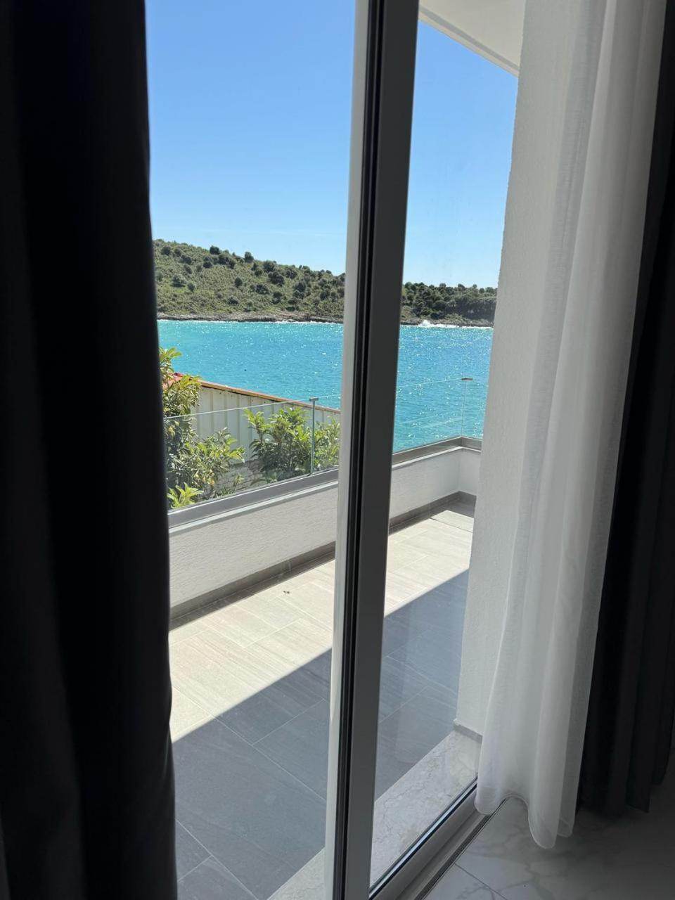 Sea Breeze Villa Sarandë エクステリア 写真