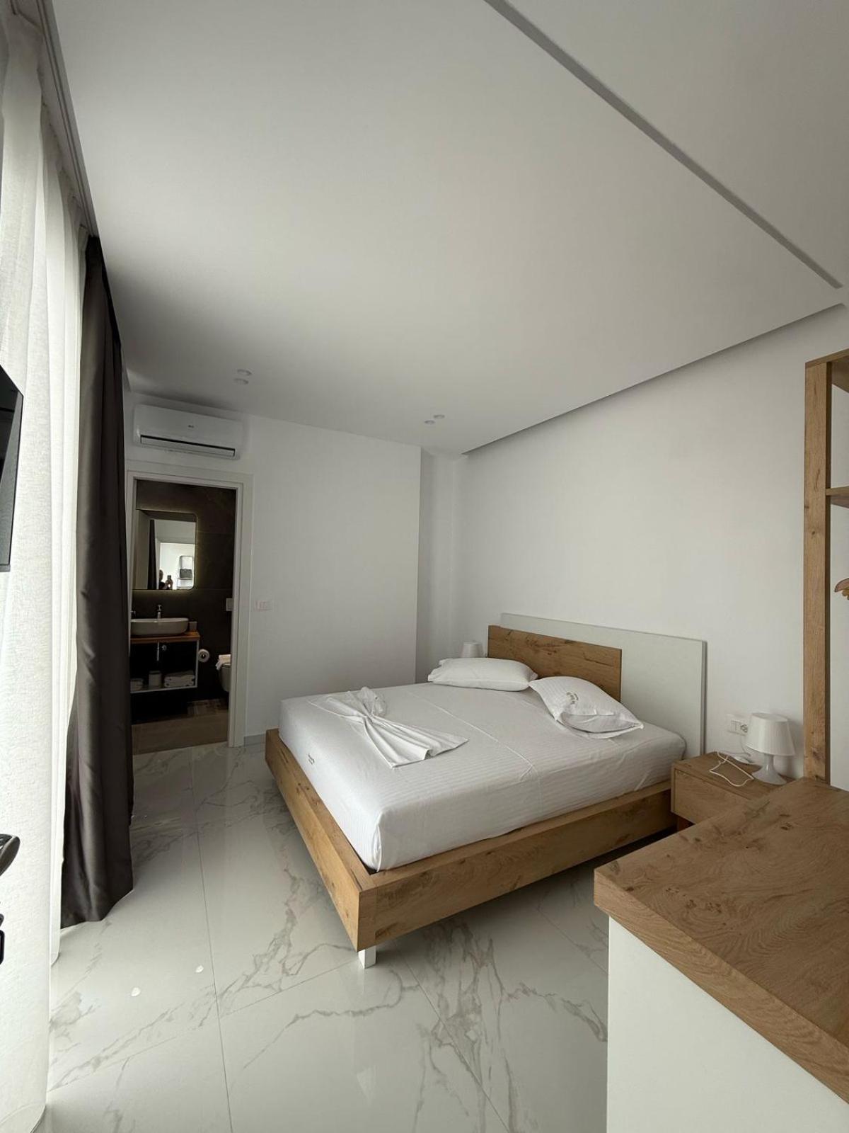Sea Breeze Villa Sarandë エクステリア 写真