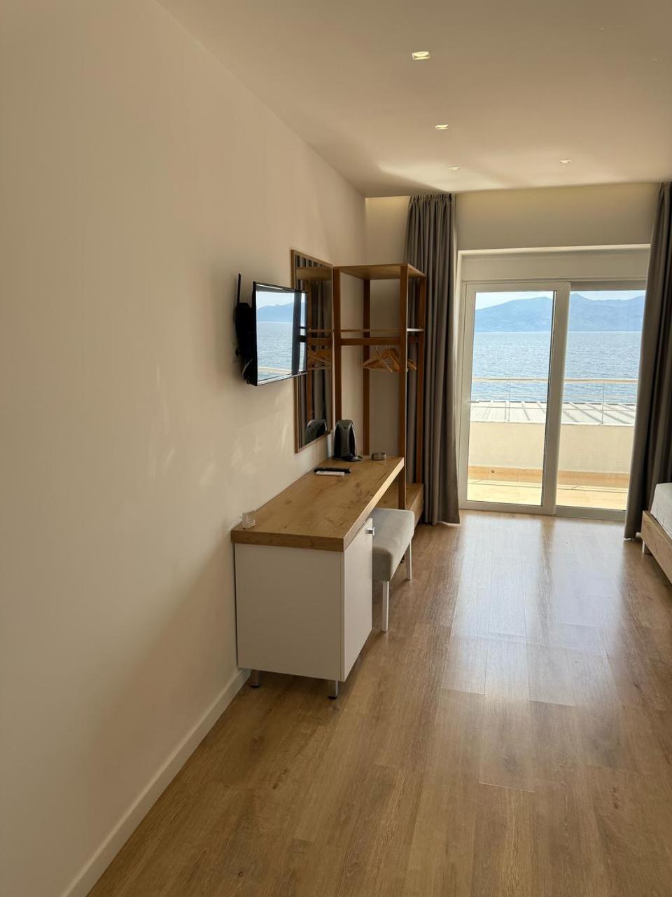 Sea Breeze Villa Sarandë エクステリア 写真