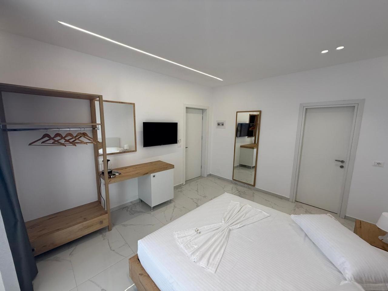 Sea Breeze Villa Sarandë エクステリア 写真