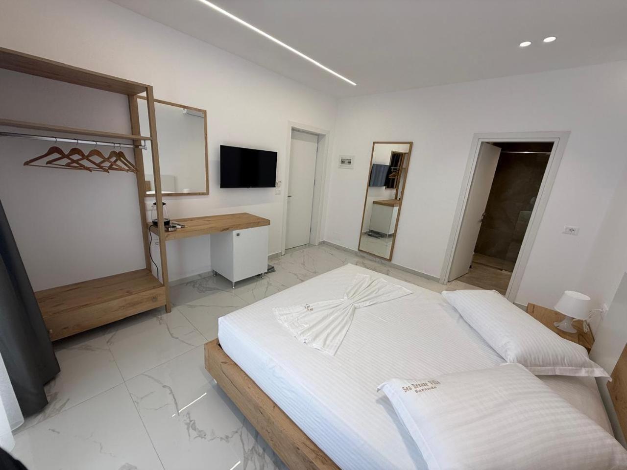 Sea Breeze Villa Sarandë エクステリア 写真