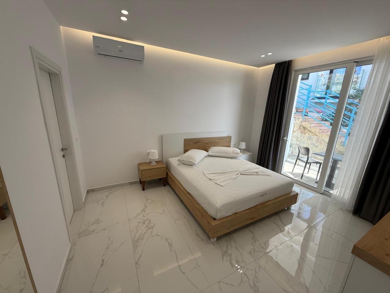 Sea Breeze Villa Sarandë エクステリア 写真