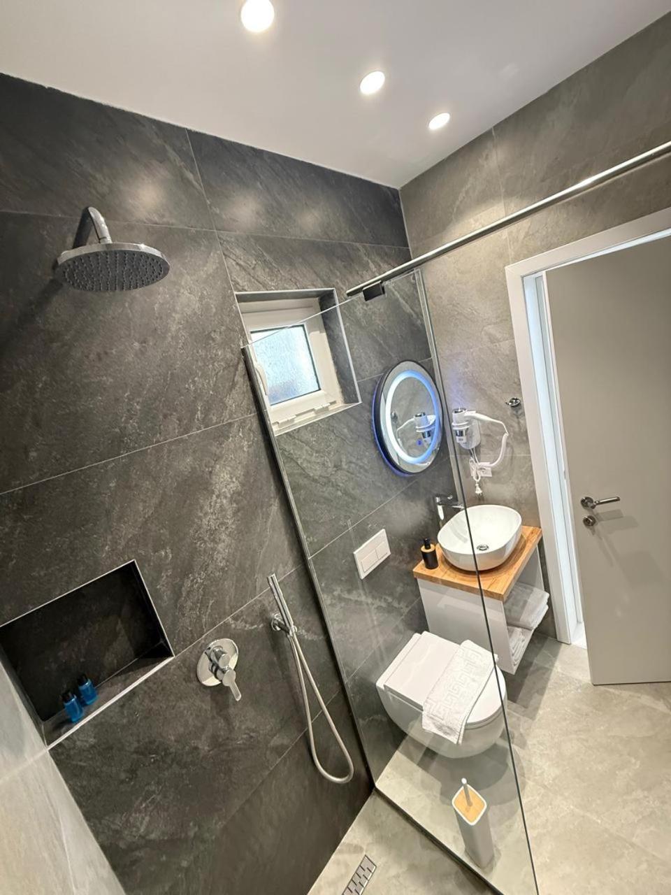 Sea Breeze Villa Sarandë エクステリア 写真