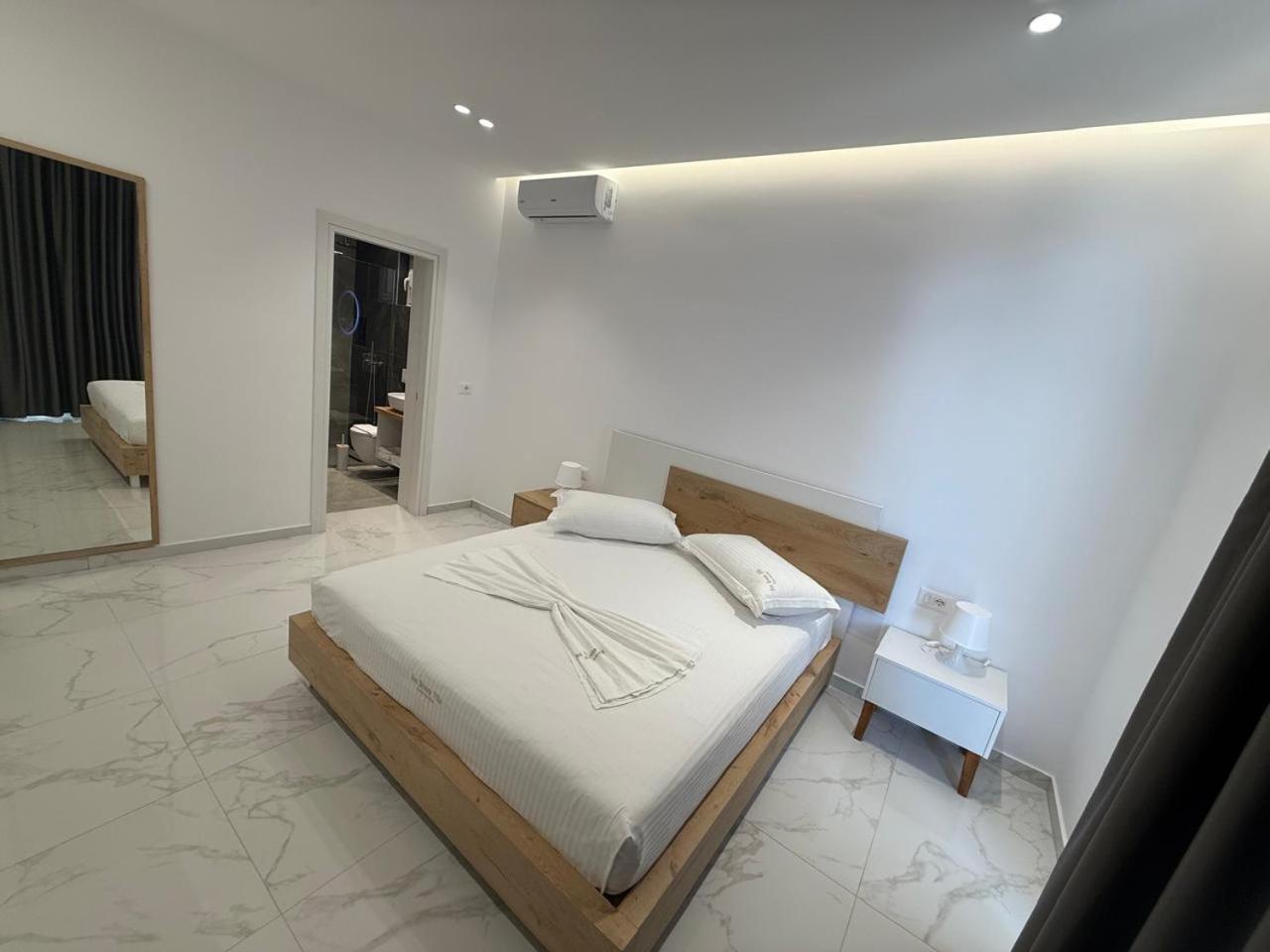 Sea Breeze Villa Sarandë エクステリア 写真